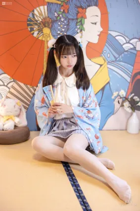 默陌《15D白絲 花裡胡哨的民宿》 [森蘿财團] JKFUN-027 寫真集