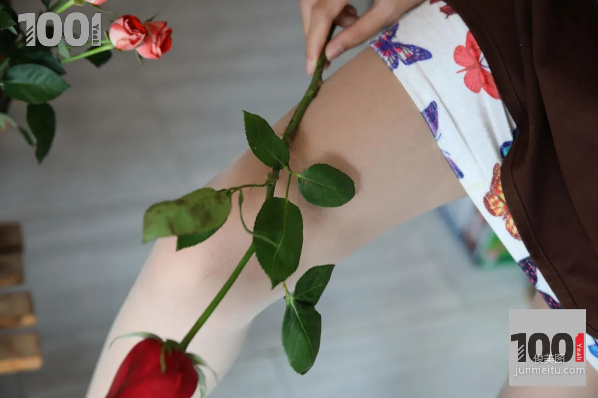 模特草莓 《花藝師1》 [一千零一夜IESS] 絲襪美腿寫真集 21