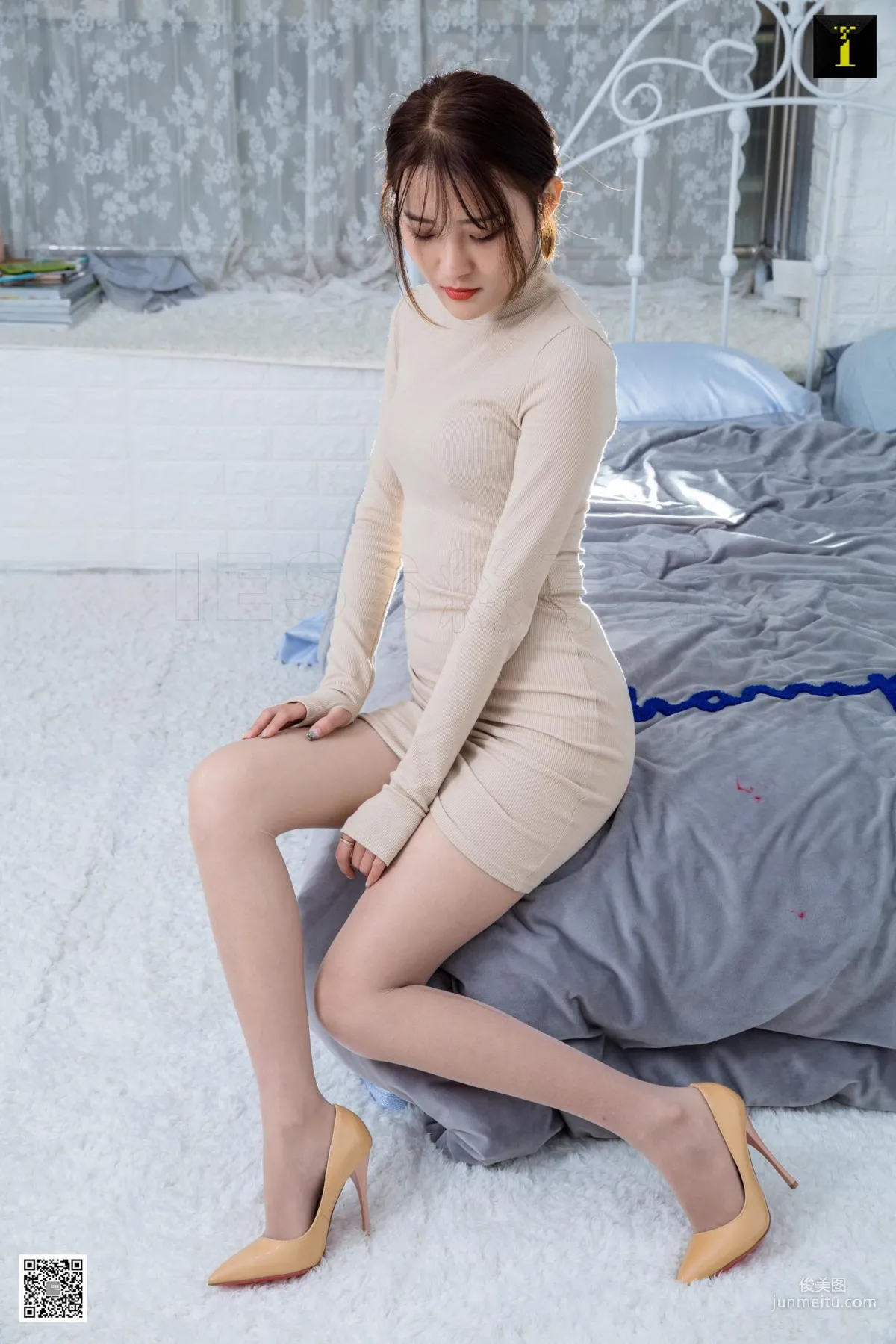 模特婉萍 《初戀裸色系》 [異思趣向IESS] 絲襪美腿寫真集 3