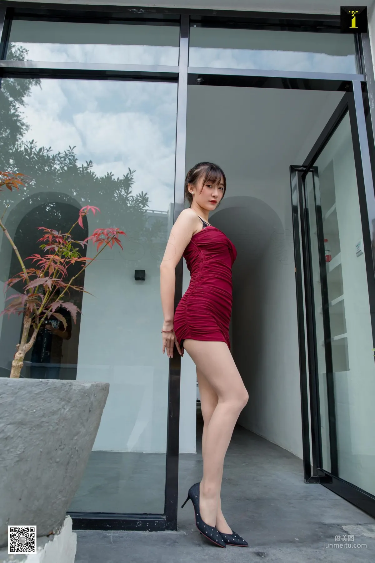 模特：秋秋 《酒紅小禮服》 [異思趣向IESS] 寫真集 45