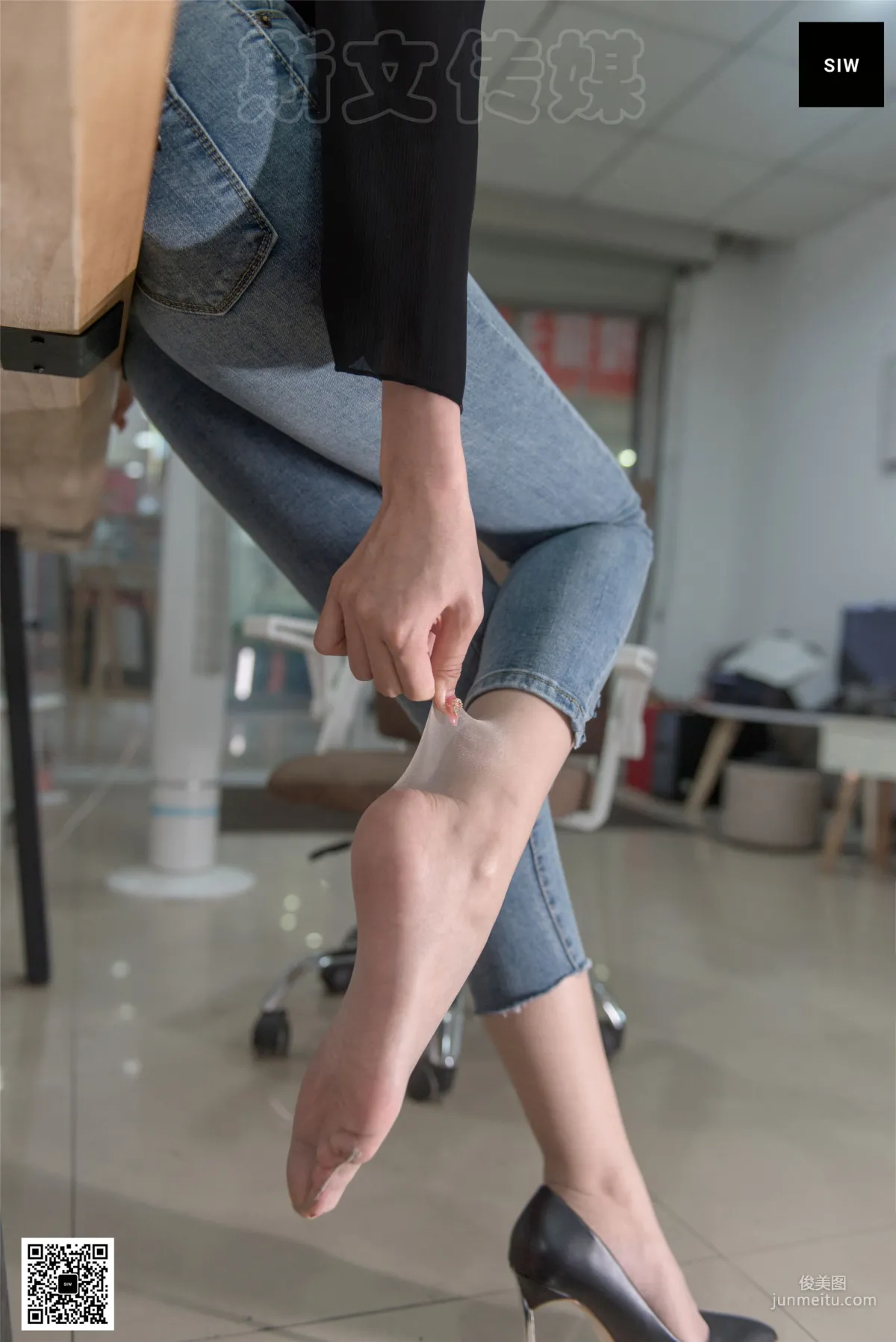 悦悦《办公裤里丝》 [斯文传媒SIW] 写真集35