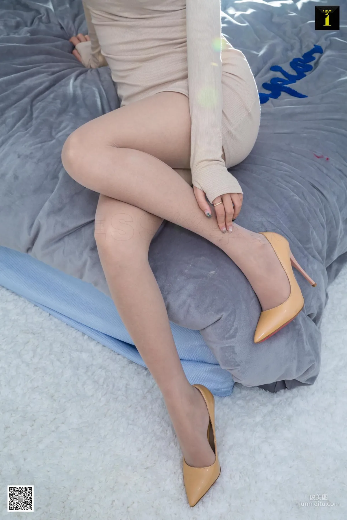 模特婉萍 《初戀裸色系》 [異思趣向IESS] 絲襪美腿寫真集 13