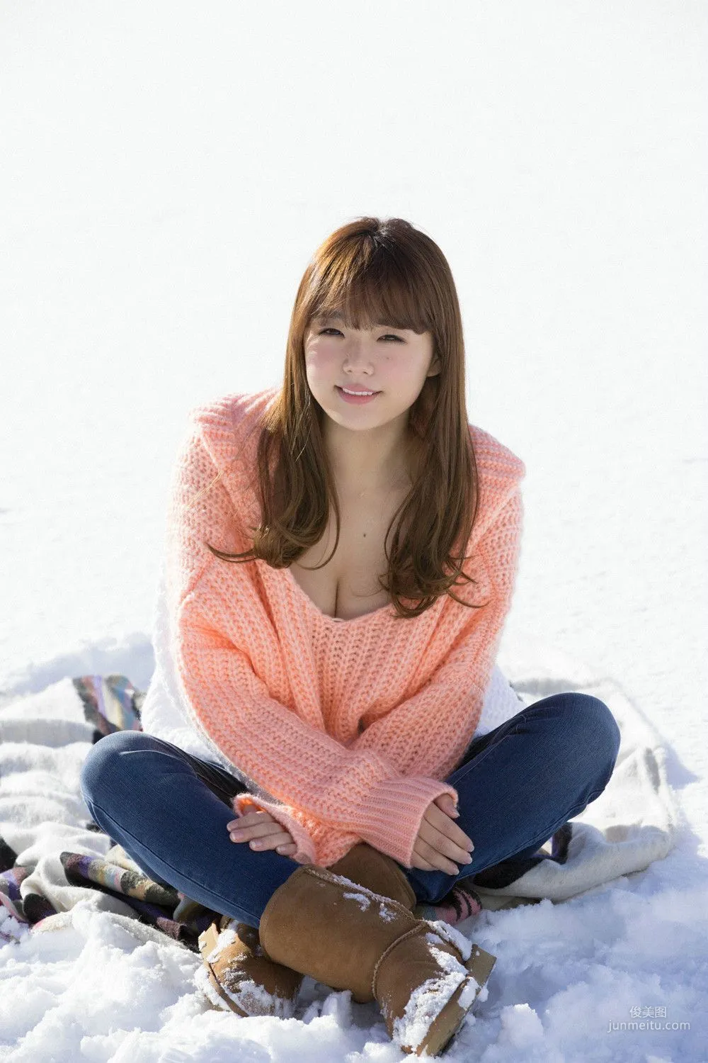 篠崎愛《あっためてあげる。》写真集 [YS Web] Vol.6379