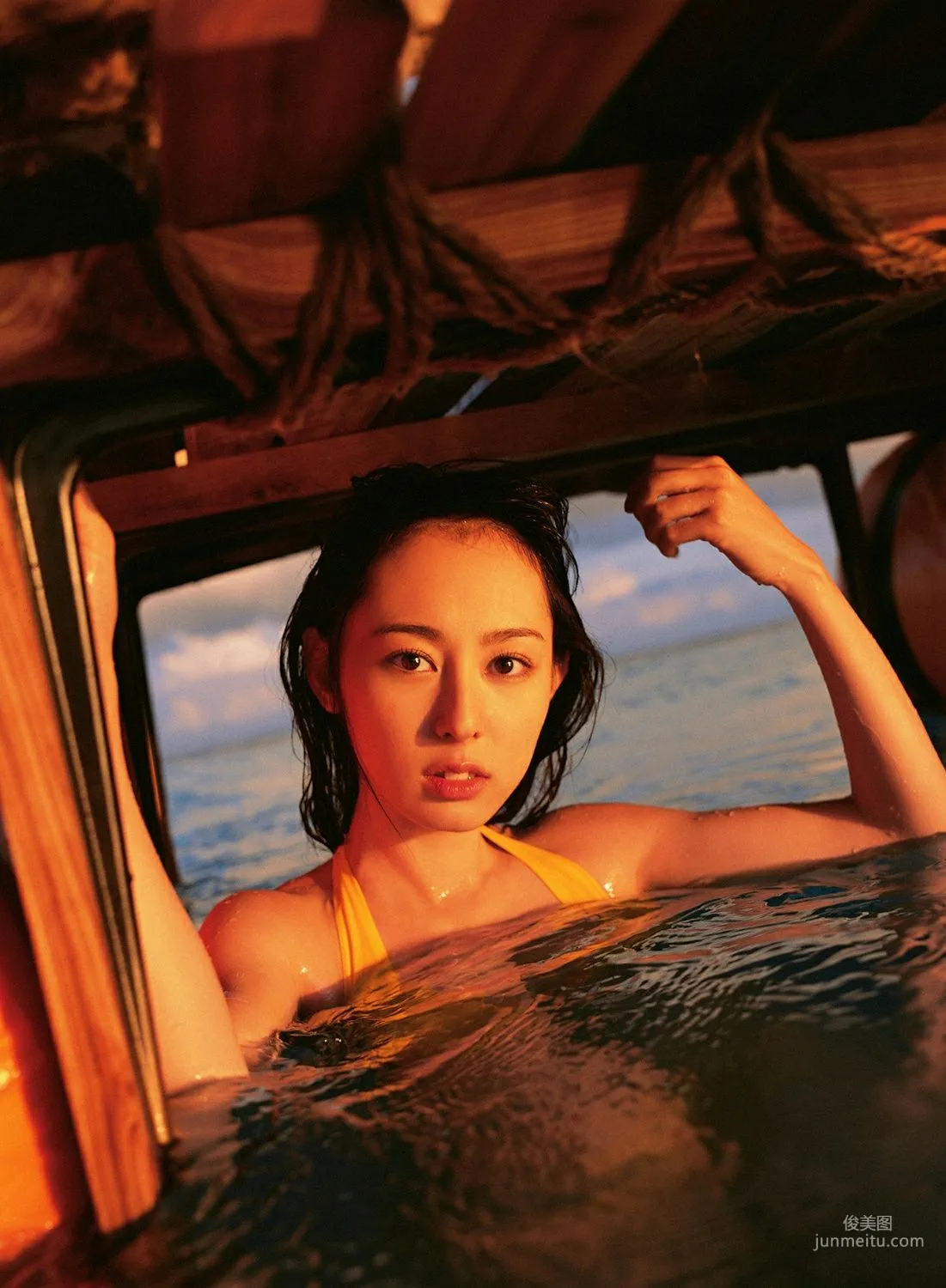 秋山莉奈《莉奈のもうひと雫》寫真集 [YS Web] Vol.234 23