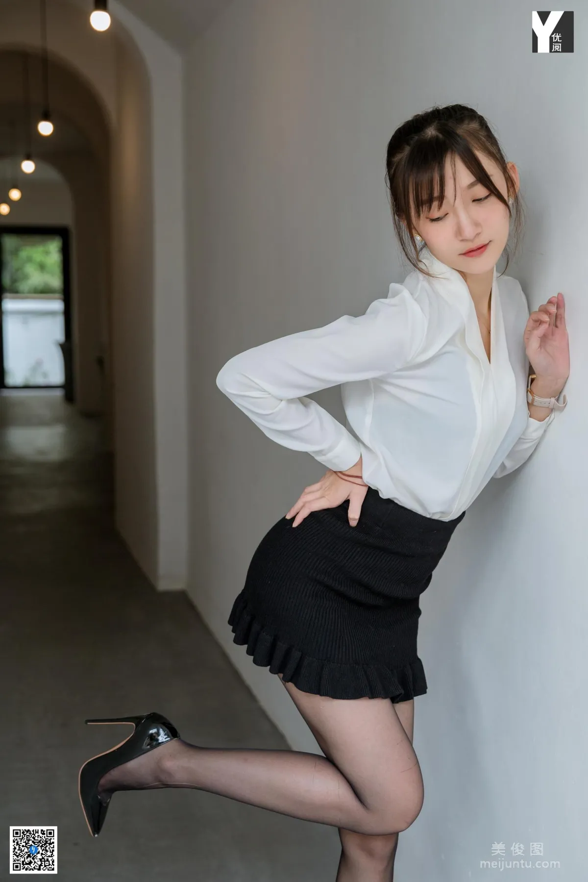 [異思趣向IESS] 模特 秋秋 《魚尾裙小管家》 寫真集 24