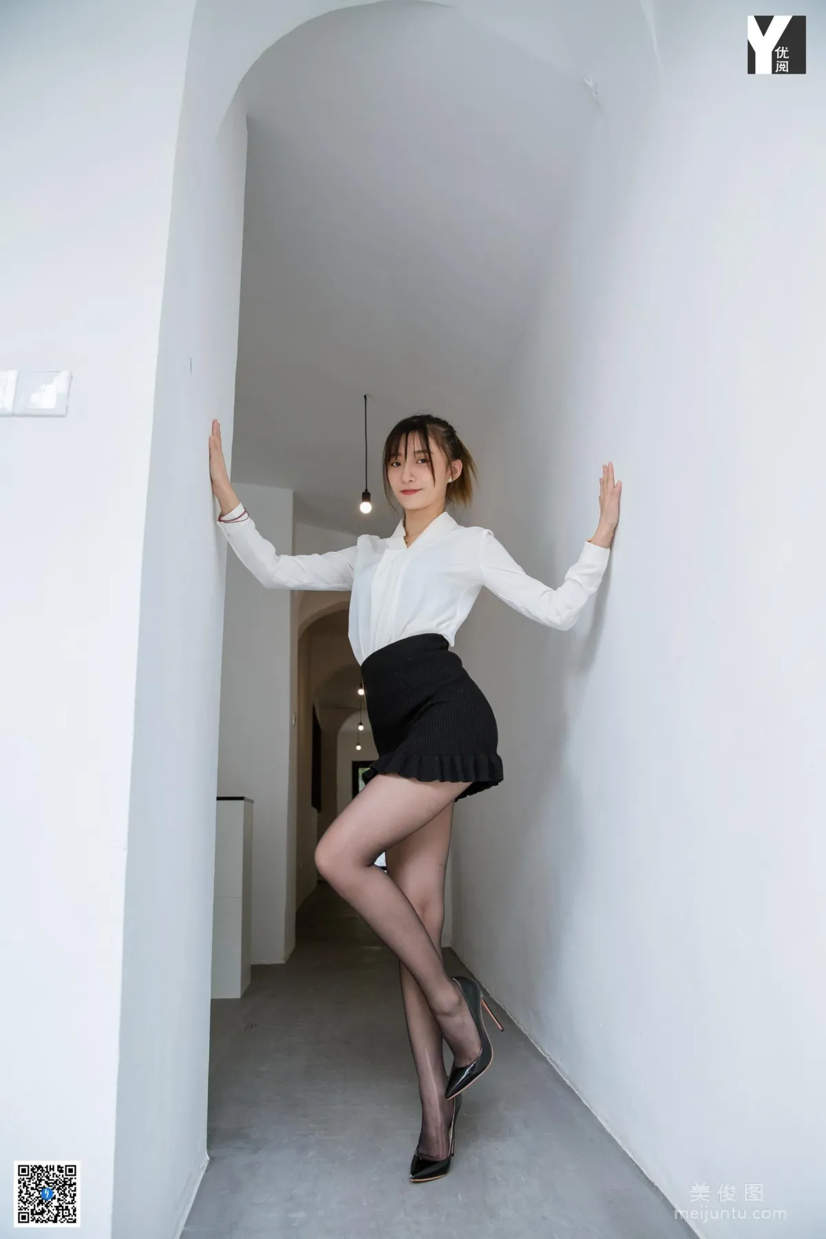 [異思趣向IESS] 模特 秋秋 《魚尾裙小管家》 寫真集 34
