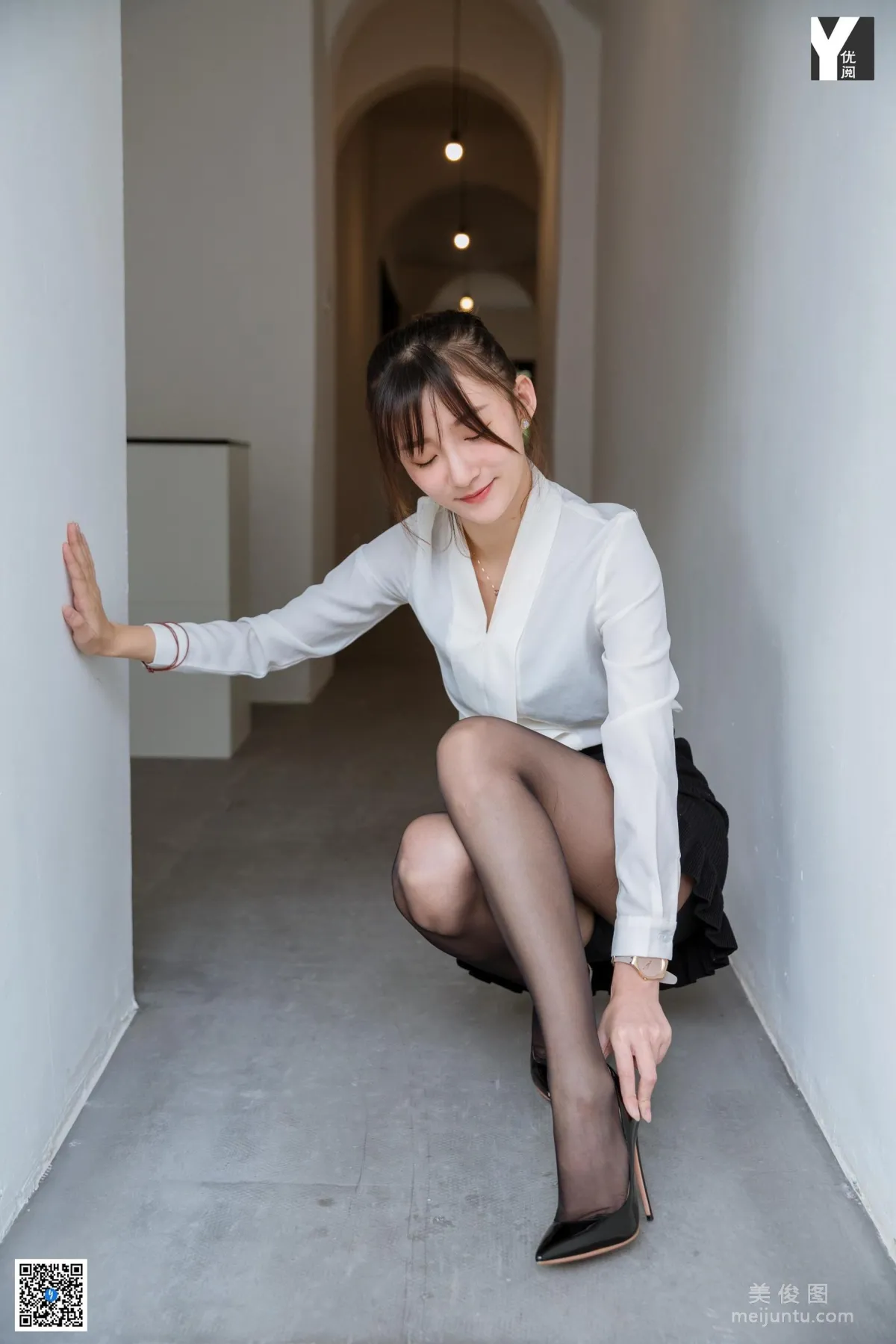 [異思趣向IESS] 模特 秋秋 《魚尾裙小管家》 寫真集 15