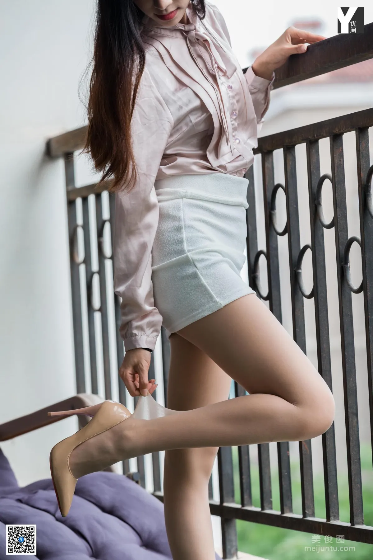[異思趣向IESS] 模特 美子 《愛看書的女同事》 寫真集 91