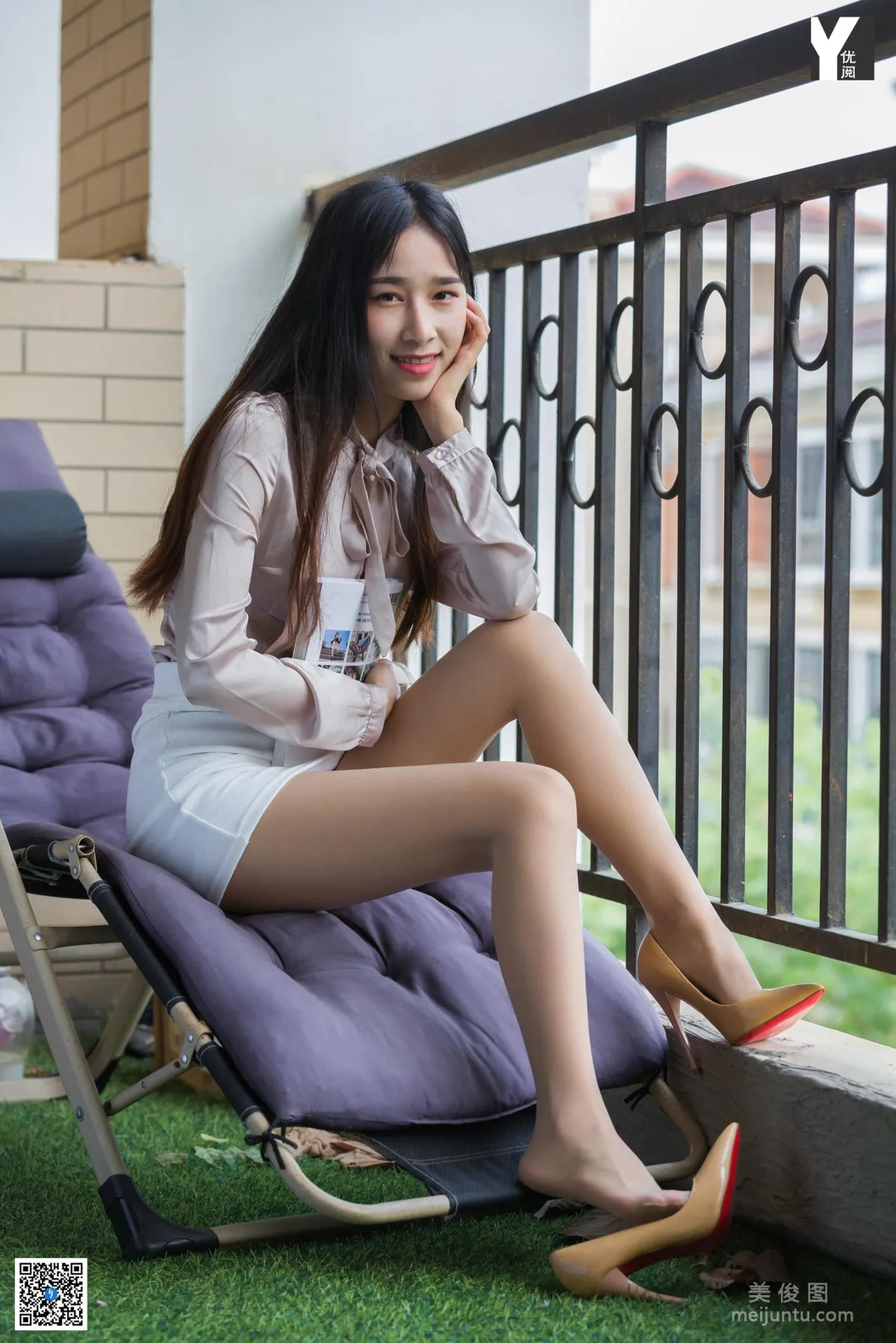 [異思趣向IESS] 模特 美子 《愛看書的女同事》 寫真集 26