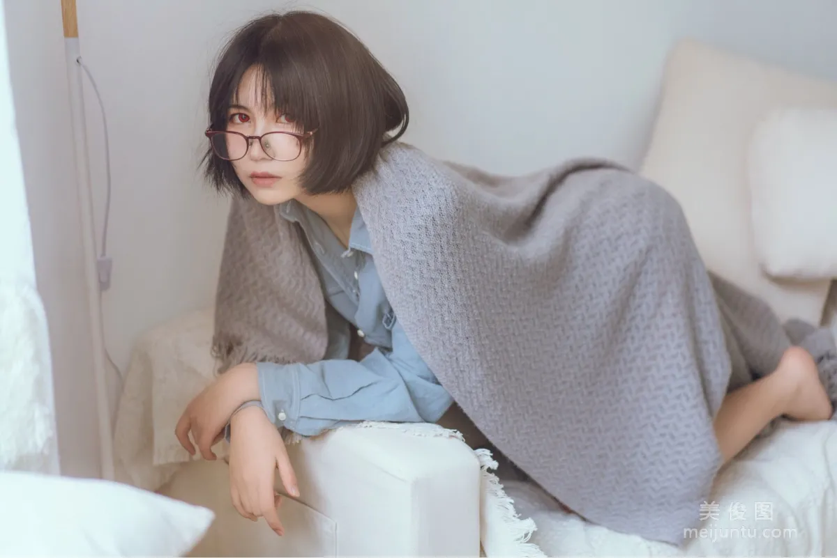 [網紅Coser] 逐月su 《藍色襯衫》 寫真集 21