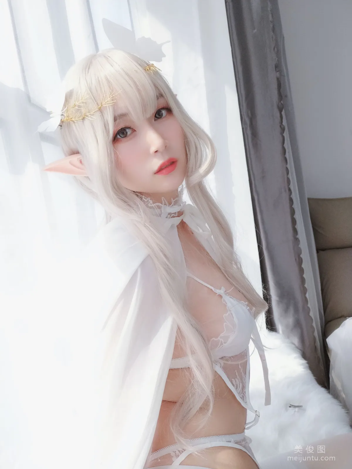 Coser小姐姐白銀81 《純白精靈》 寫真集 22