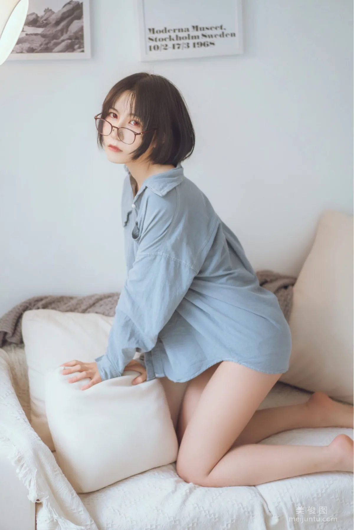 [網紅Coser] 逐月su 《藍色襯衫》 寫真集 14