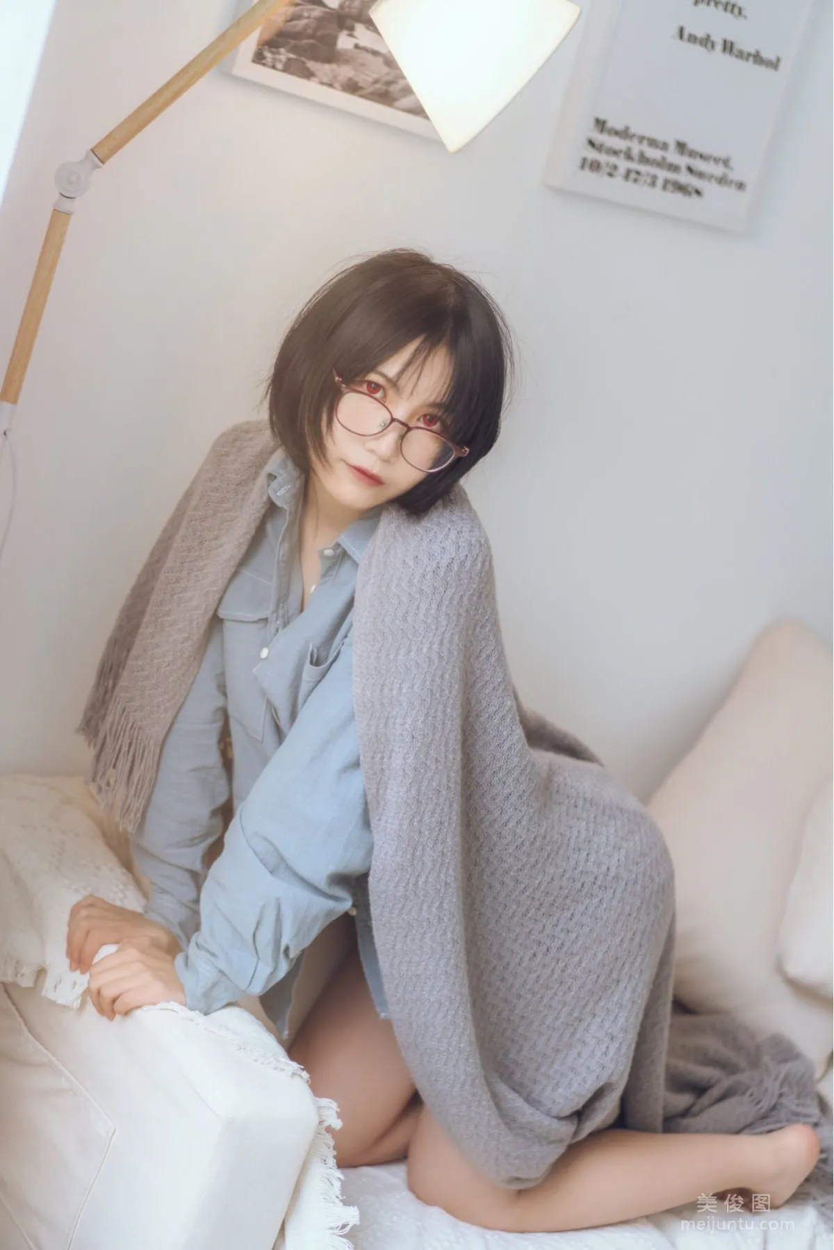 [网红Coser] 逐月su 《蓝色衬衫》 写真集22