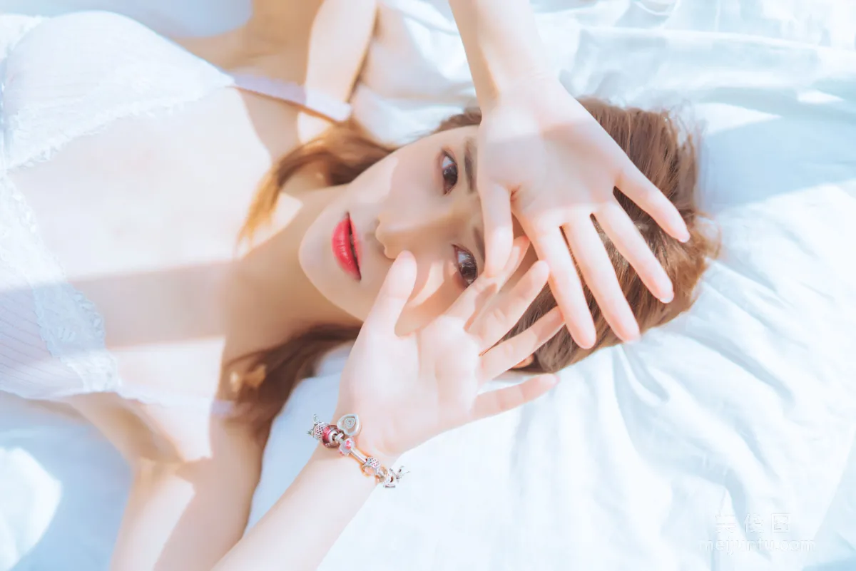 [網紅Coser] 南桃Momoko 《粉色内衣》 寫真集 10