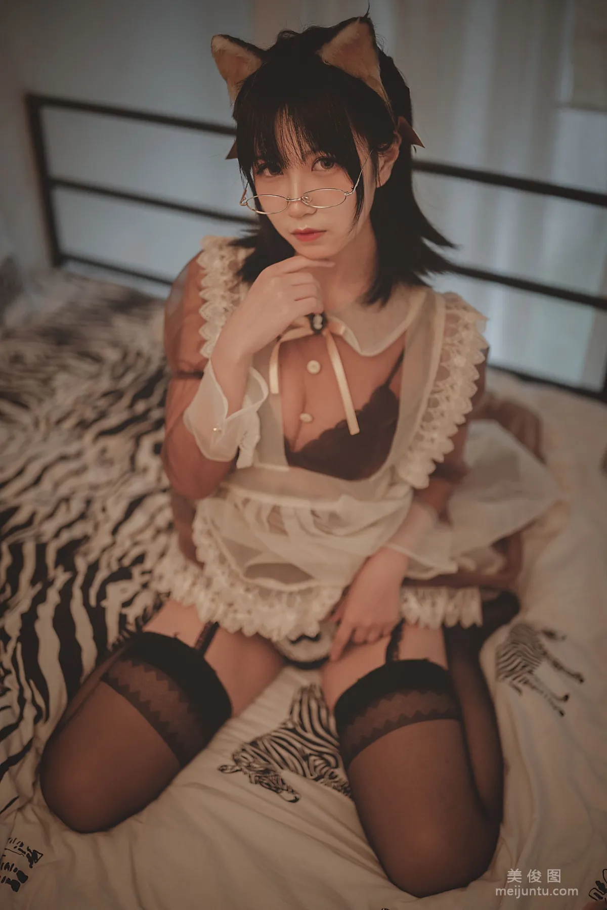 [网红Coser] 逐月su 《透明女仆》 写真集2