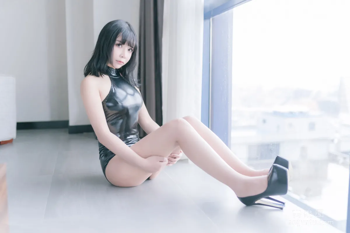 [網紅Coser] 抱走莫子aa 《黑膠高跟鞋》 寫真集 16