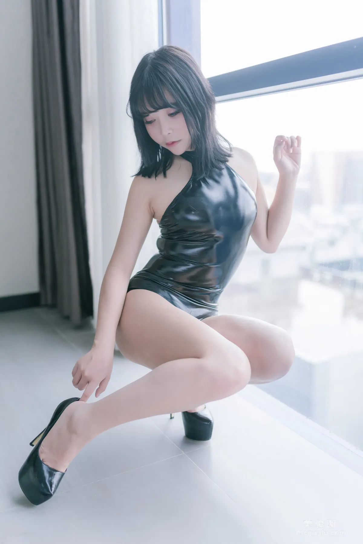 [網紅Coser] 抱走莫子aa 《黑膠高跟鞋》 寫真集 19