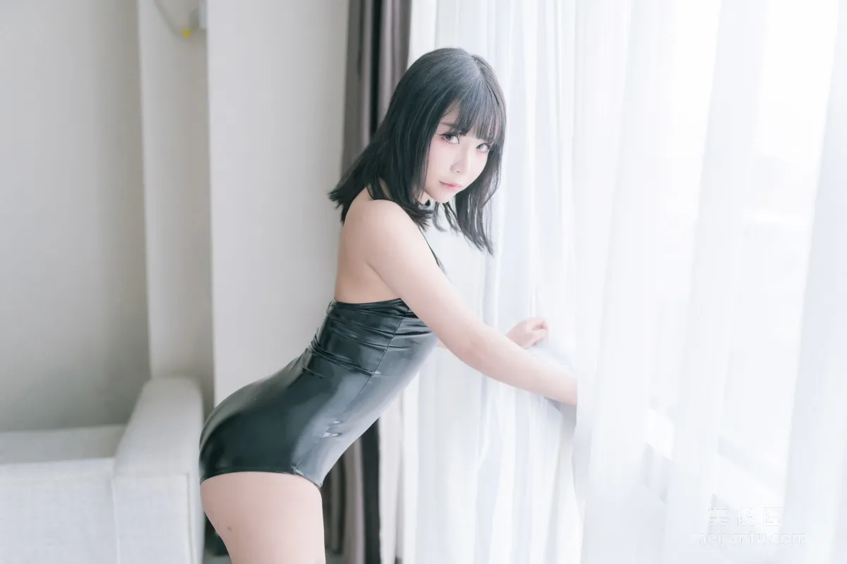 [網紅Coser] 抱走莫子aa 《黑膠高跟鞋》 寫真集 13