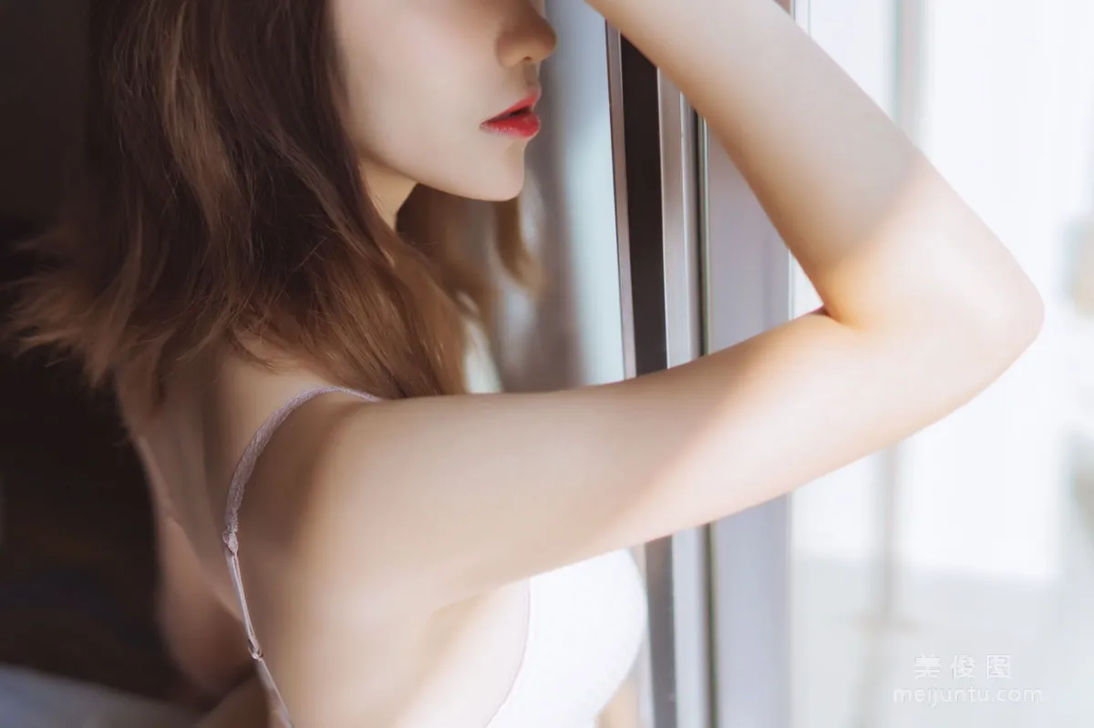 [網紅Coser] 南桃Momoko 《粉色内衣》 寫真集 19