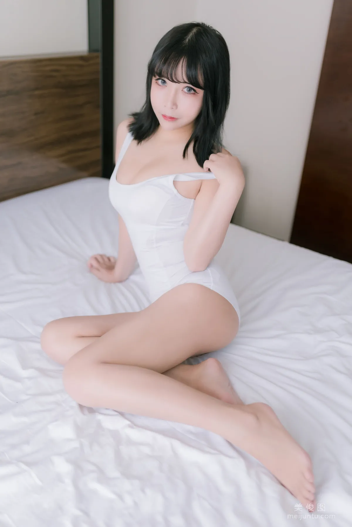 [網紅Coser] 抱走莫子aa 《大姐姐》 寫真集 1