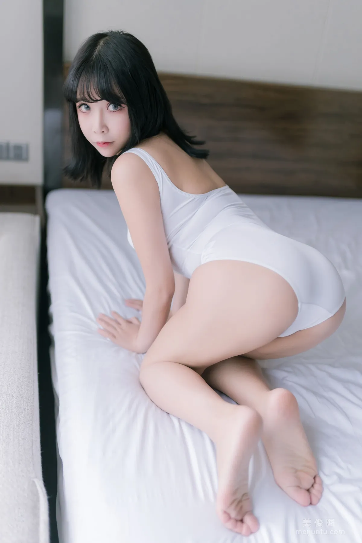 [網紅Coser] 抱走莫子aa 《大姐姐》 寫真集 4