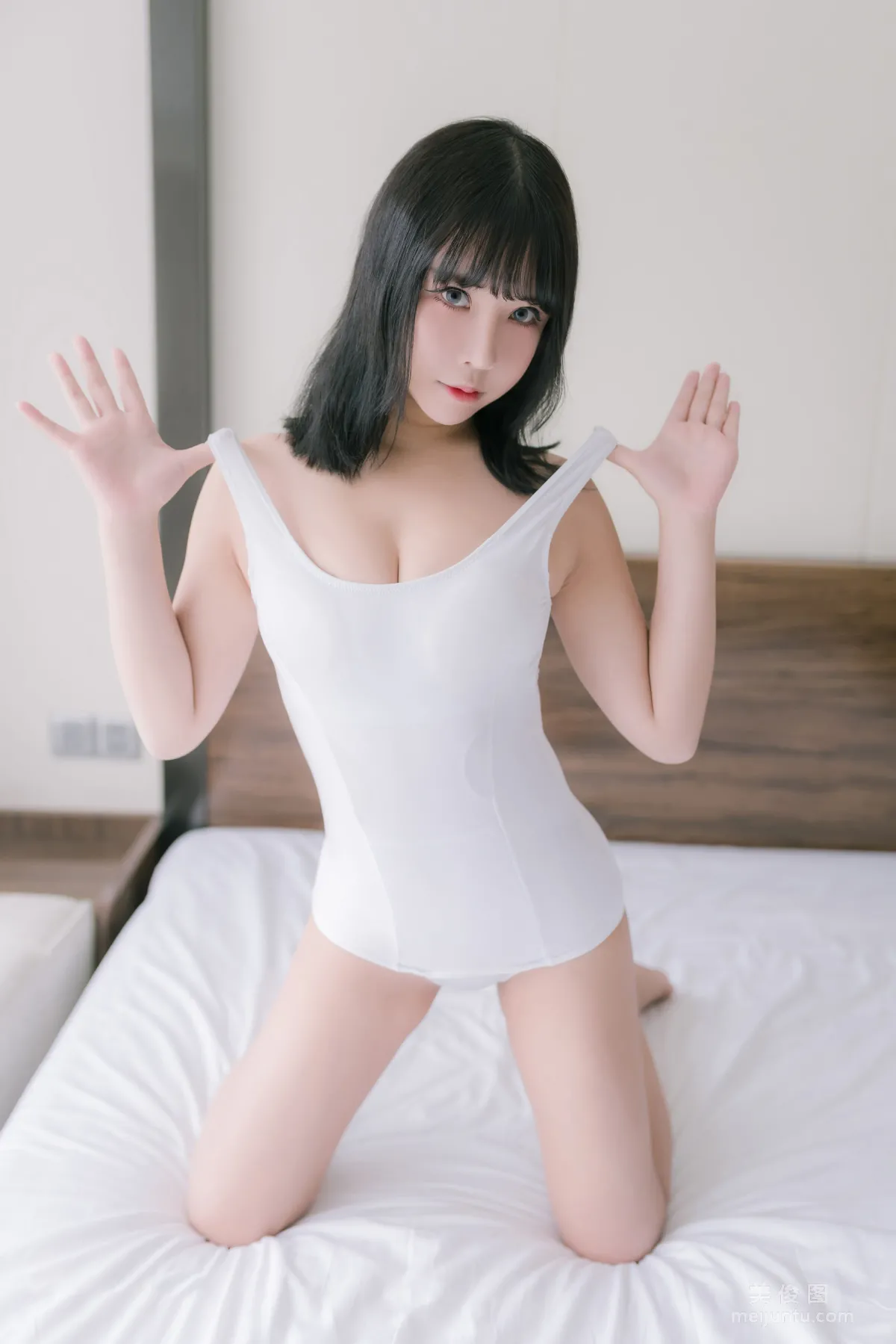 [網紅Coser] 抱走莫子aa 《大姐姐》 寫真集 36