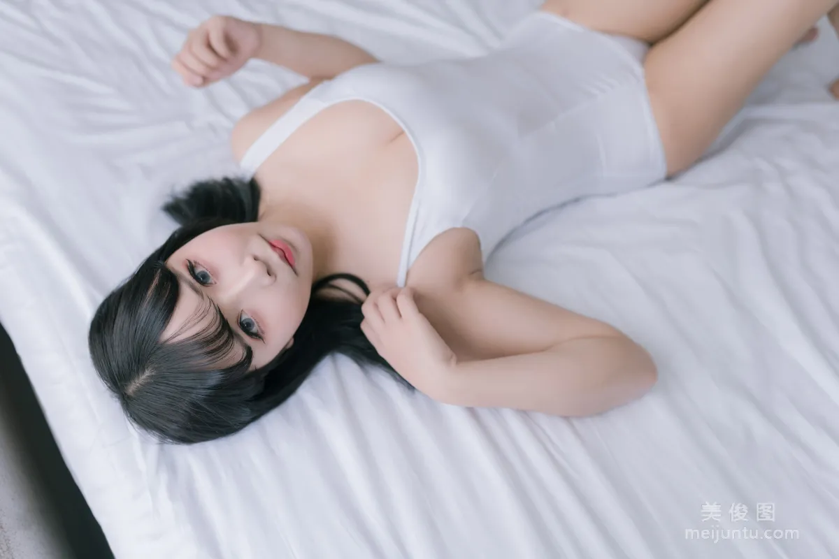 [網紅Coser] 抱走莫子aa 《大姐姐》 寫真集 18
