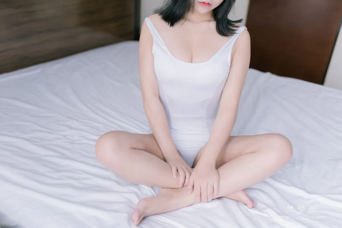 [網紅Coser] 抱走莫子aa 《大姐姐》 寫真集 7