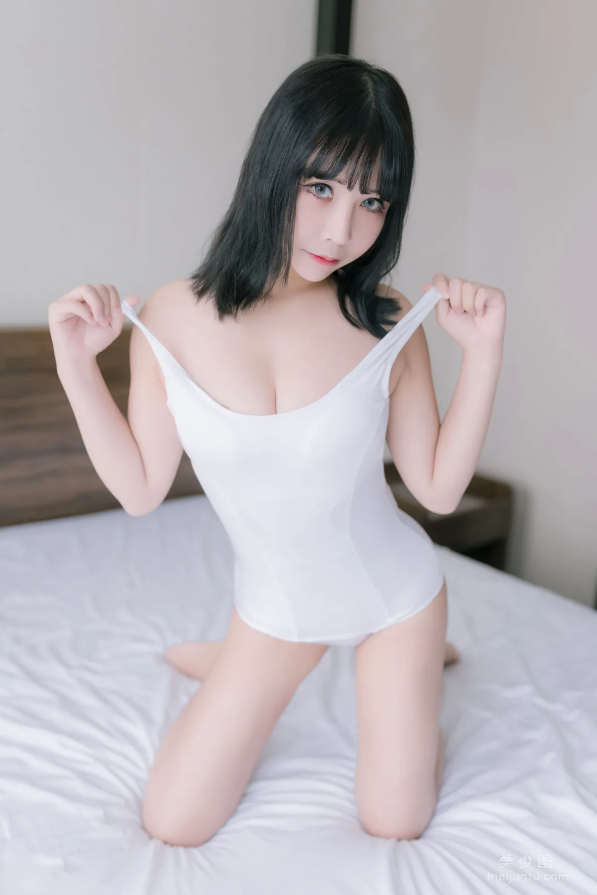 [網紅Coser] 抱走莫子aa 《大姐姐》 寫真集 19