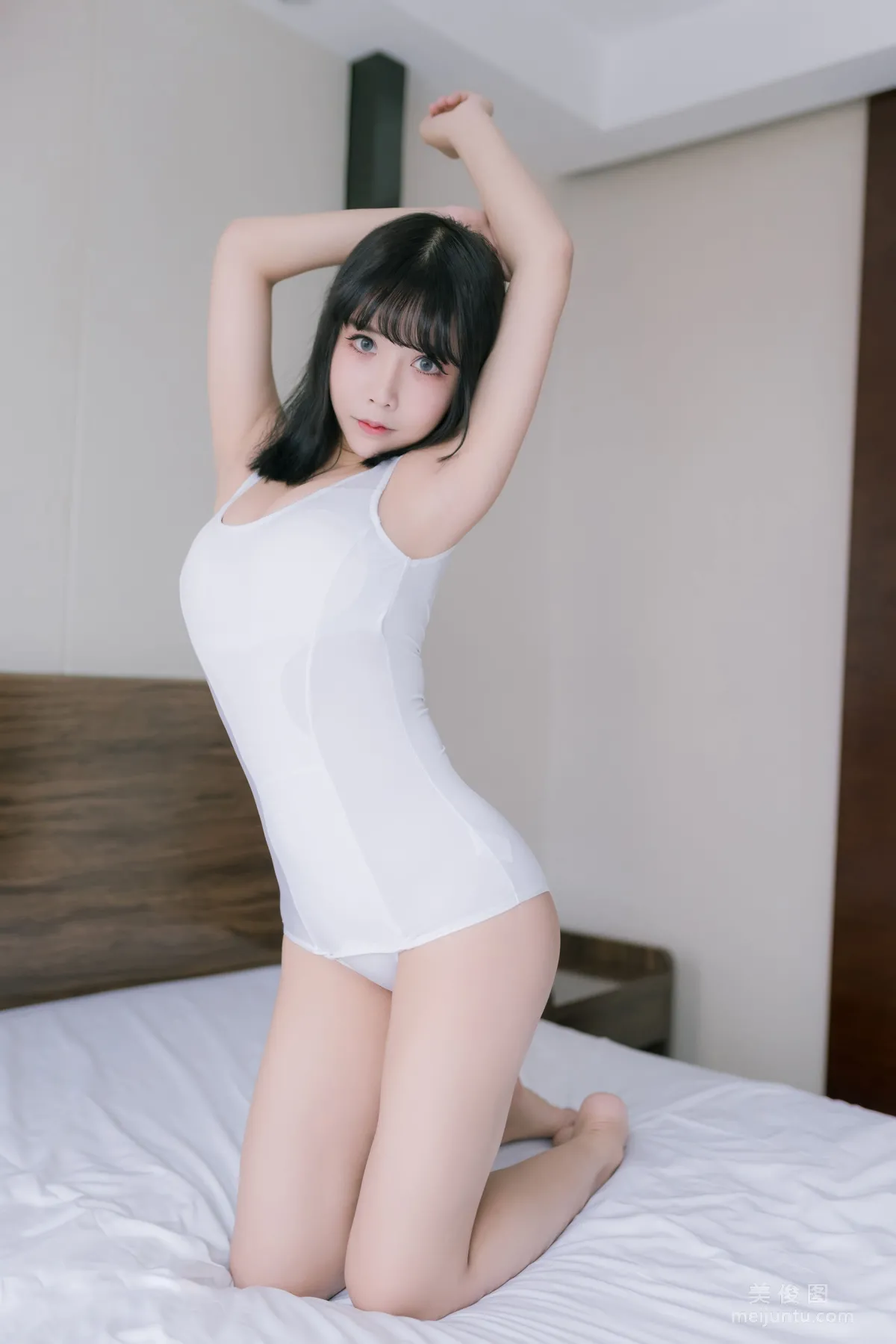 [網紅Coser] 抱走莫子aa 《大姐姐》 寫真集 16