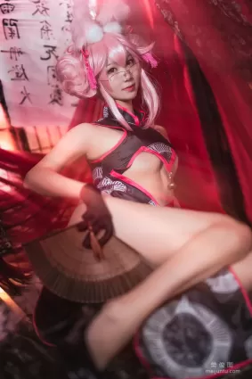 Coser黑川 《殺階旗袍 柯楊斯卡娅》 寫真集