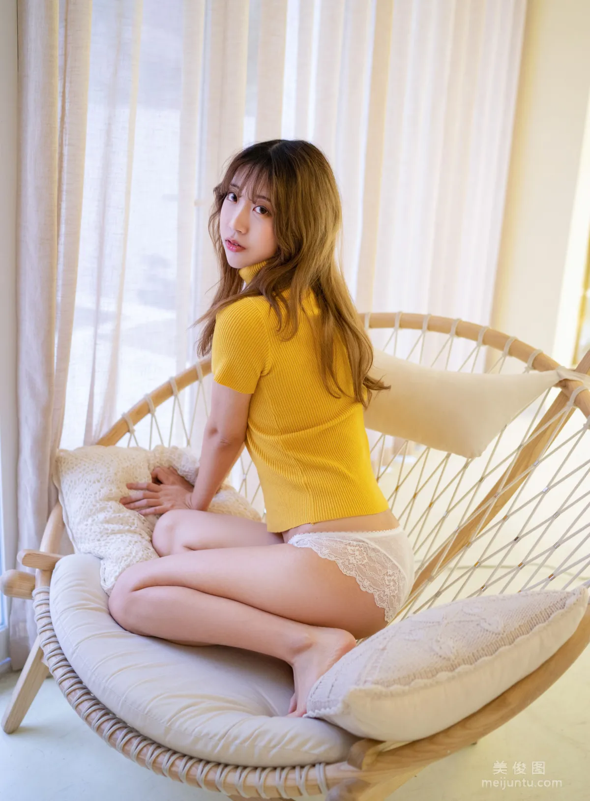 [Coser美女] 黑川 《年上彼女 黃毛衣》 寫真集 11