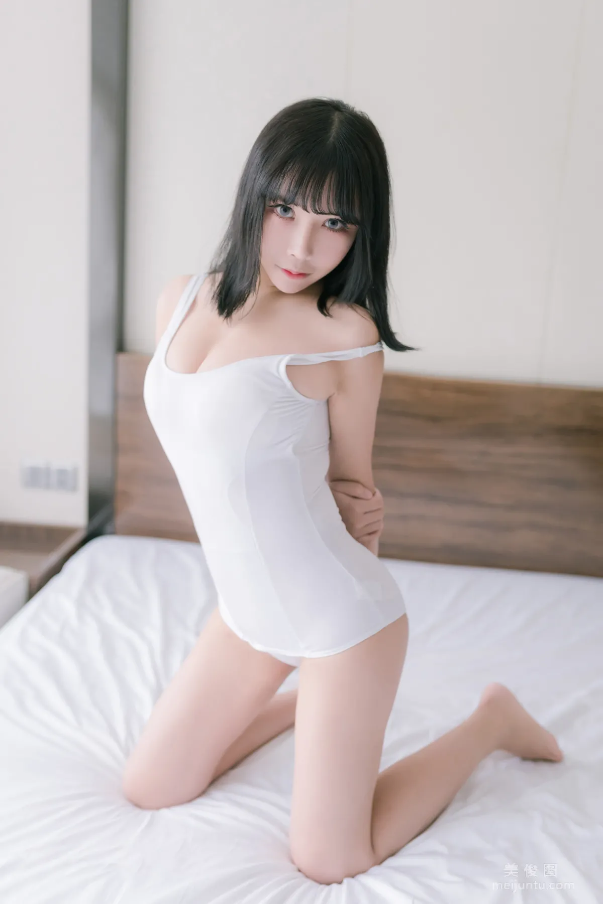 [網紅Coser] 抱走莫子aa 《大姐姐》 寫真集 30