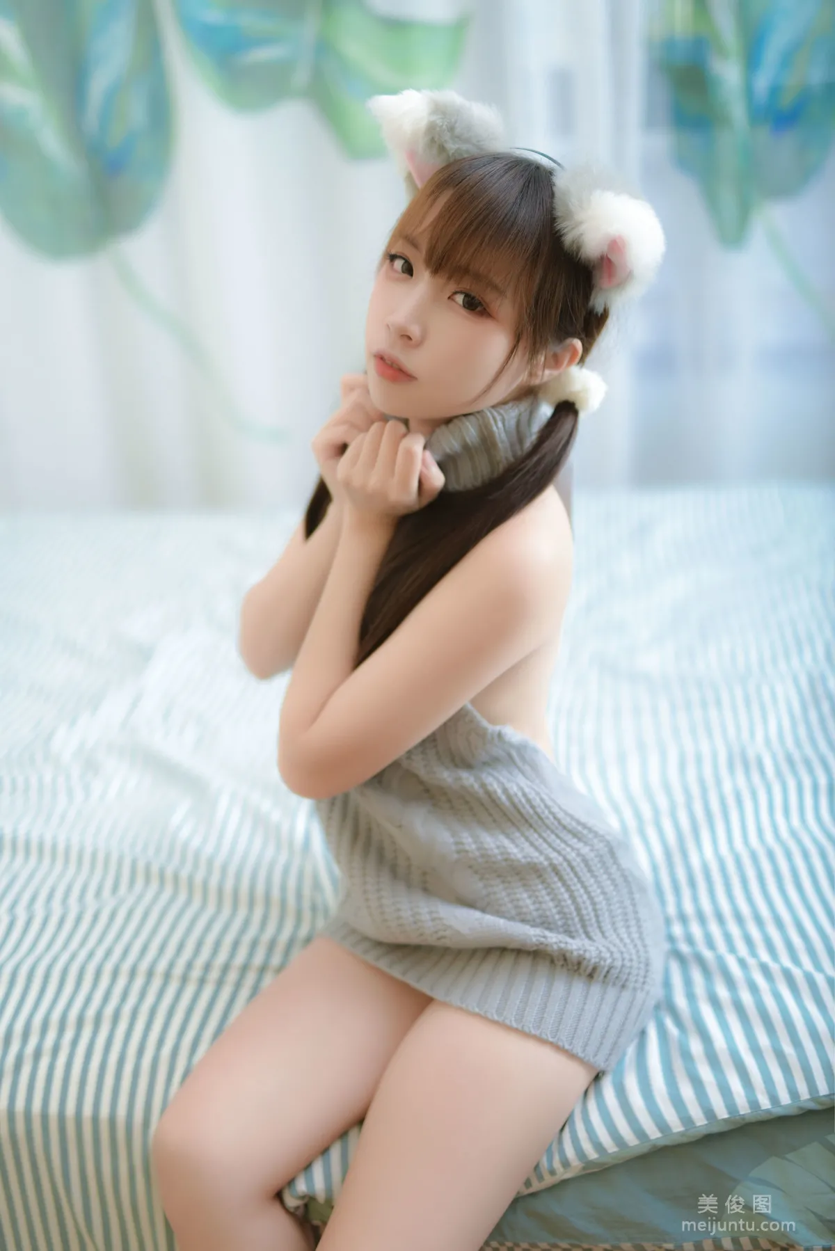 二佐Nisa 《寵物少女 私房露背毛衣》 寫真集 11