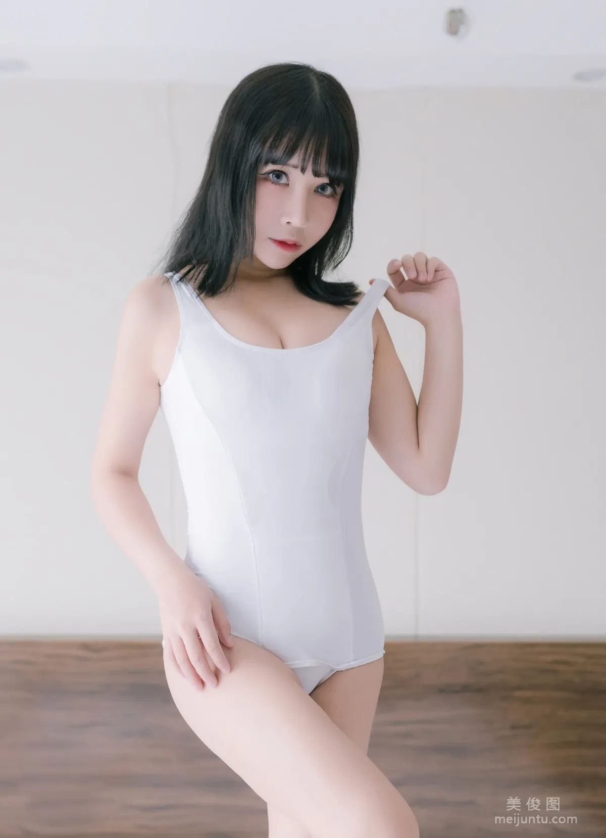 [網紅Coser] 抱走莫子aa 《大姐姐》 寫真集 24