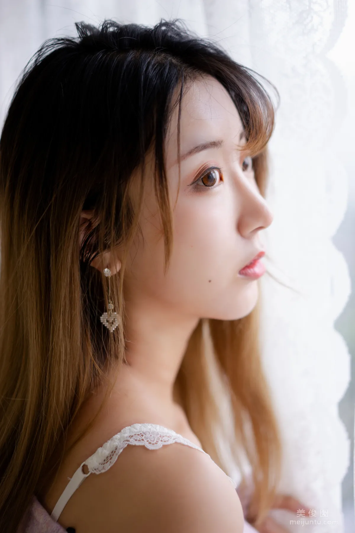 Coser黑川 《年上彼女 紫色毛衣》 寫真集 14