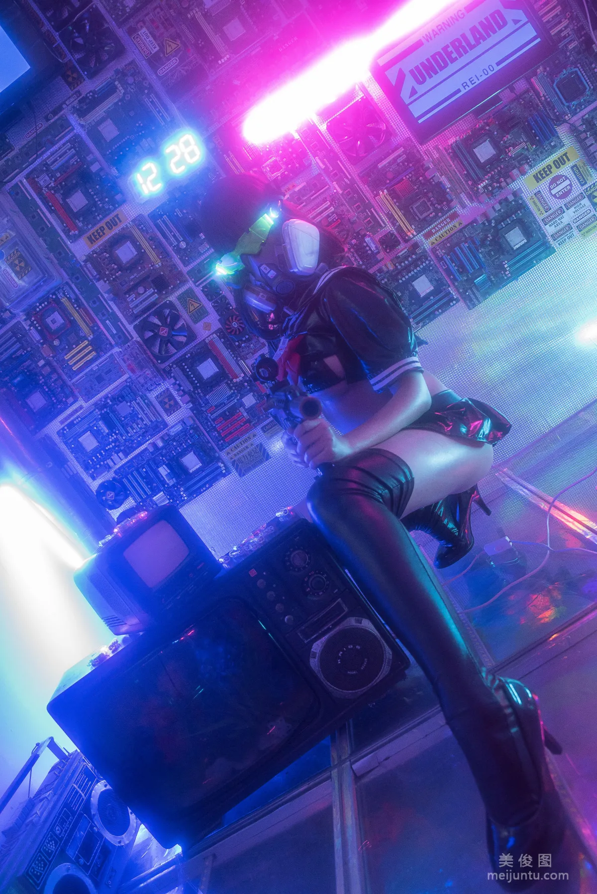 [美女Coser] 蜜汁猫裘 《漆皮jk》 写真集16