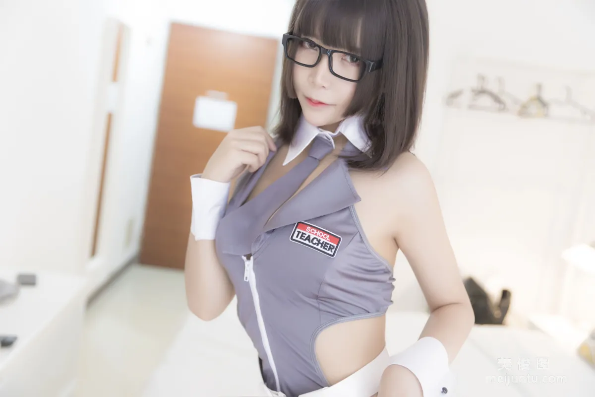 [網紅美女Coser] 抱走莫子aa 《黑絲制服》 寫真集 14