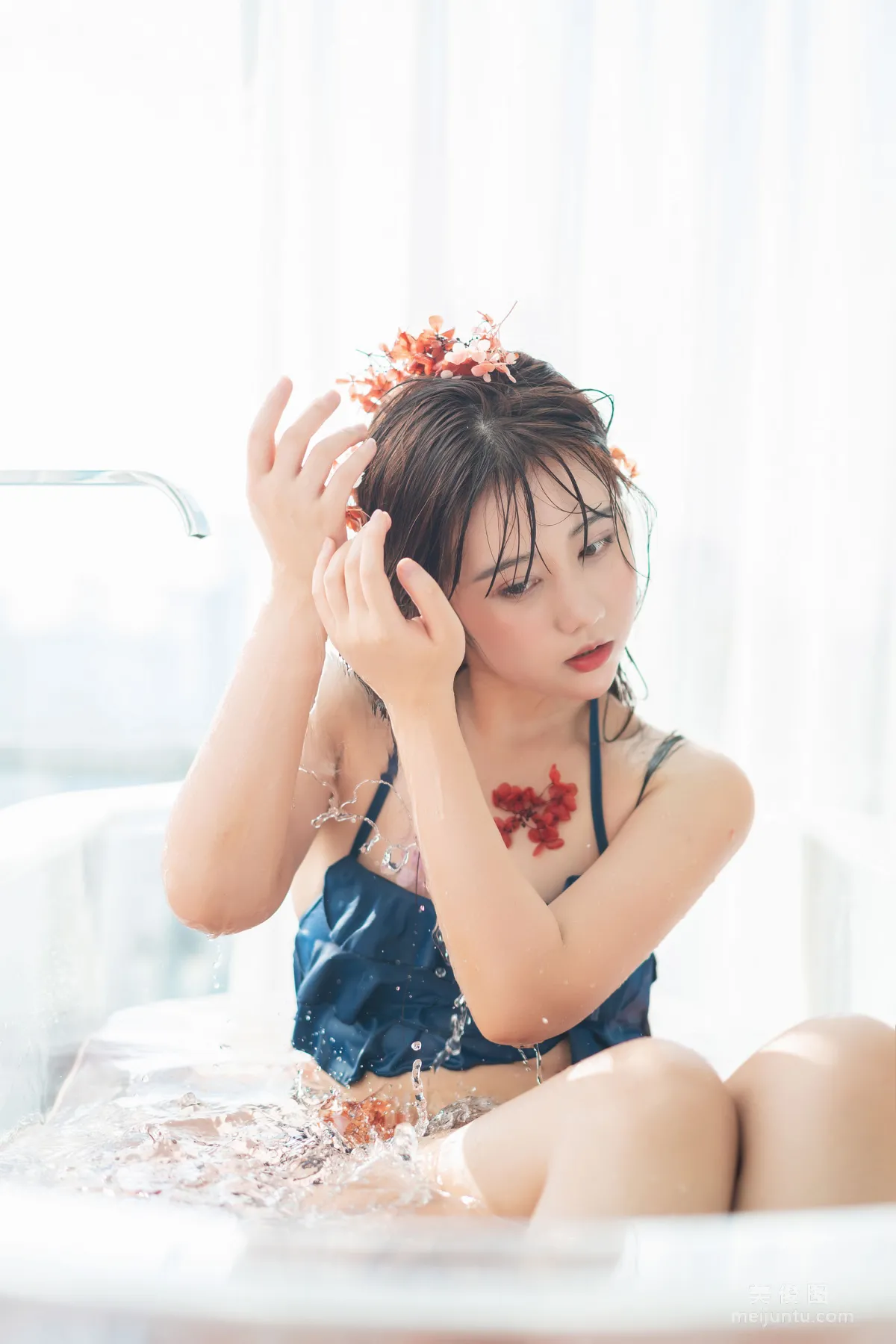 COS福利姬鏡醬 《私奔之泳衣》 寫真集 4
