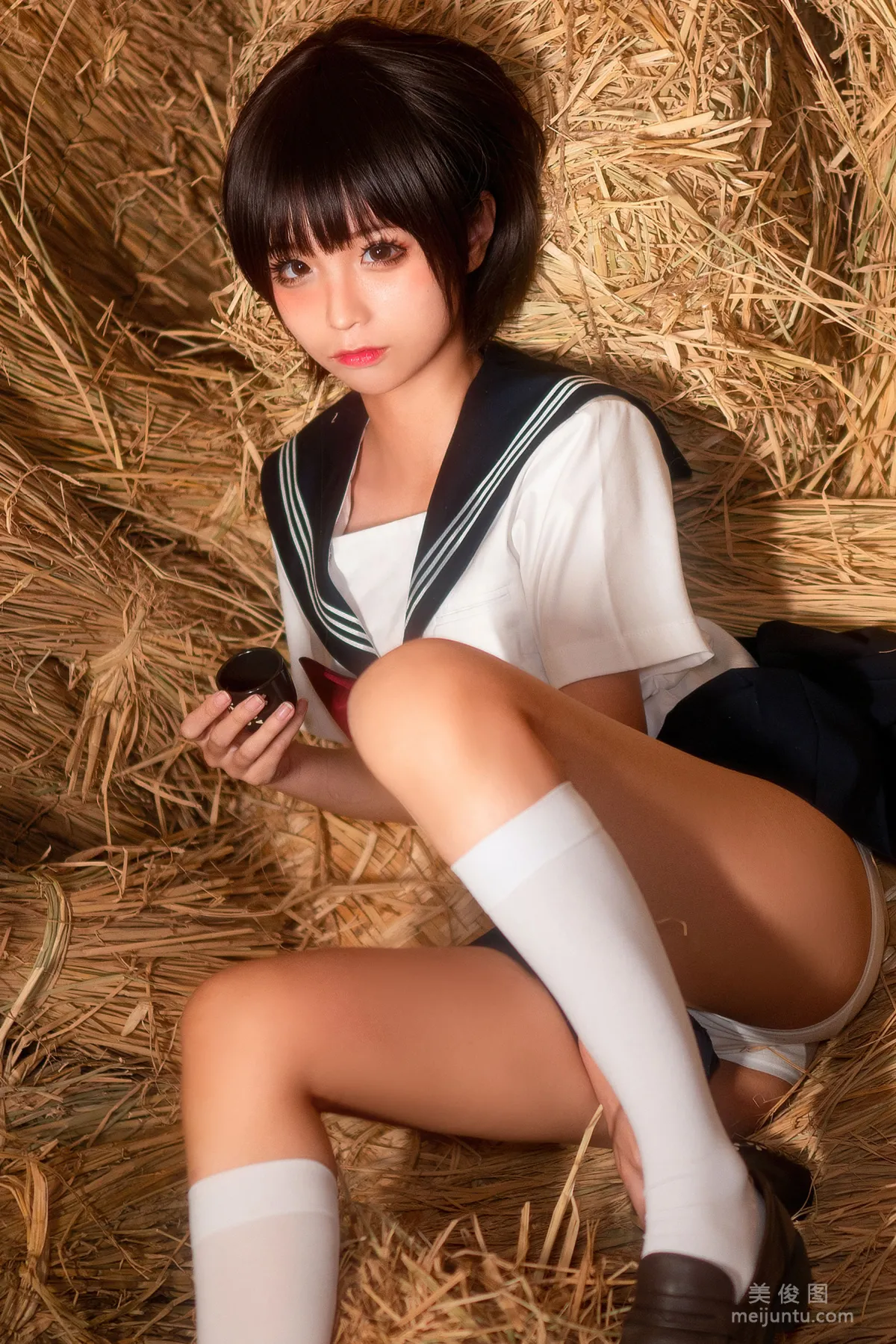 蠢沫沫 《稻草里的少女》 写真集2