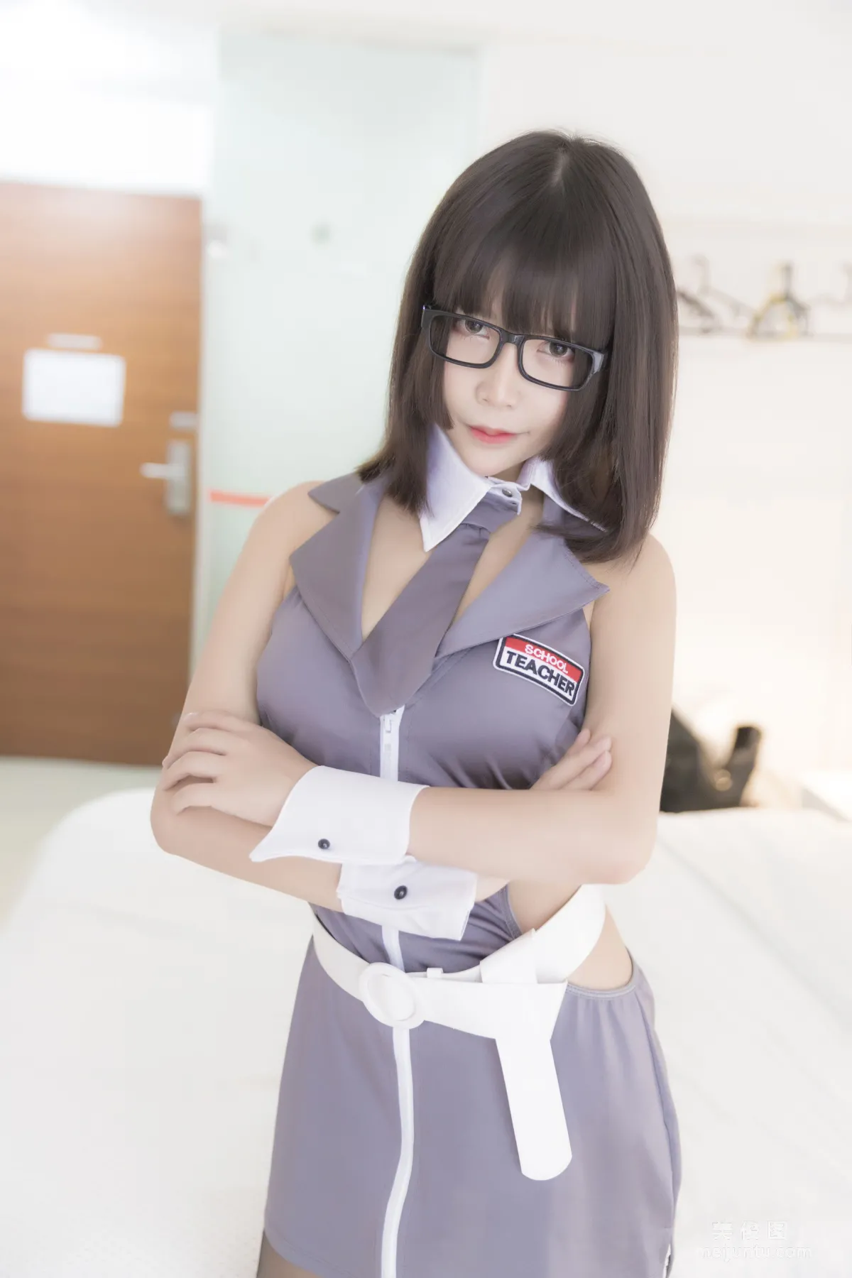 [網紅美女Coser] 抱走莫子aa 《黑絲制服》 寫真集 17
