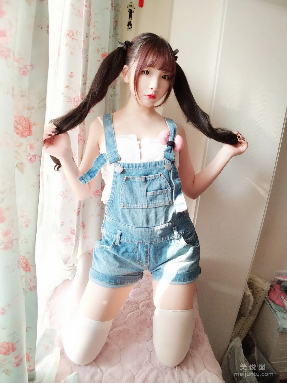 [網紅Coser] 古川kagura 《牛仔吊帶短褲》 寫真集 2