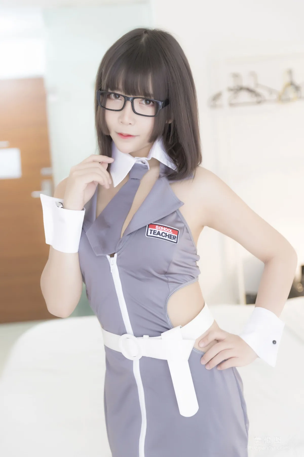 [網紅美女Coser] 抱走莫子aa 《黑絲制服》 寫真集 12