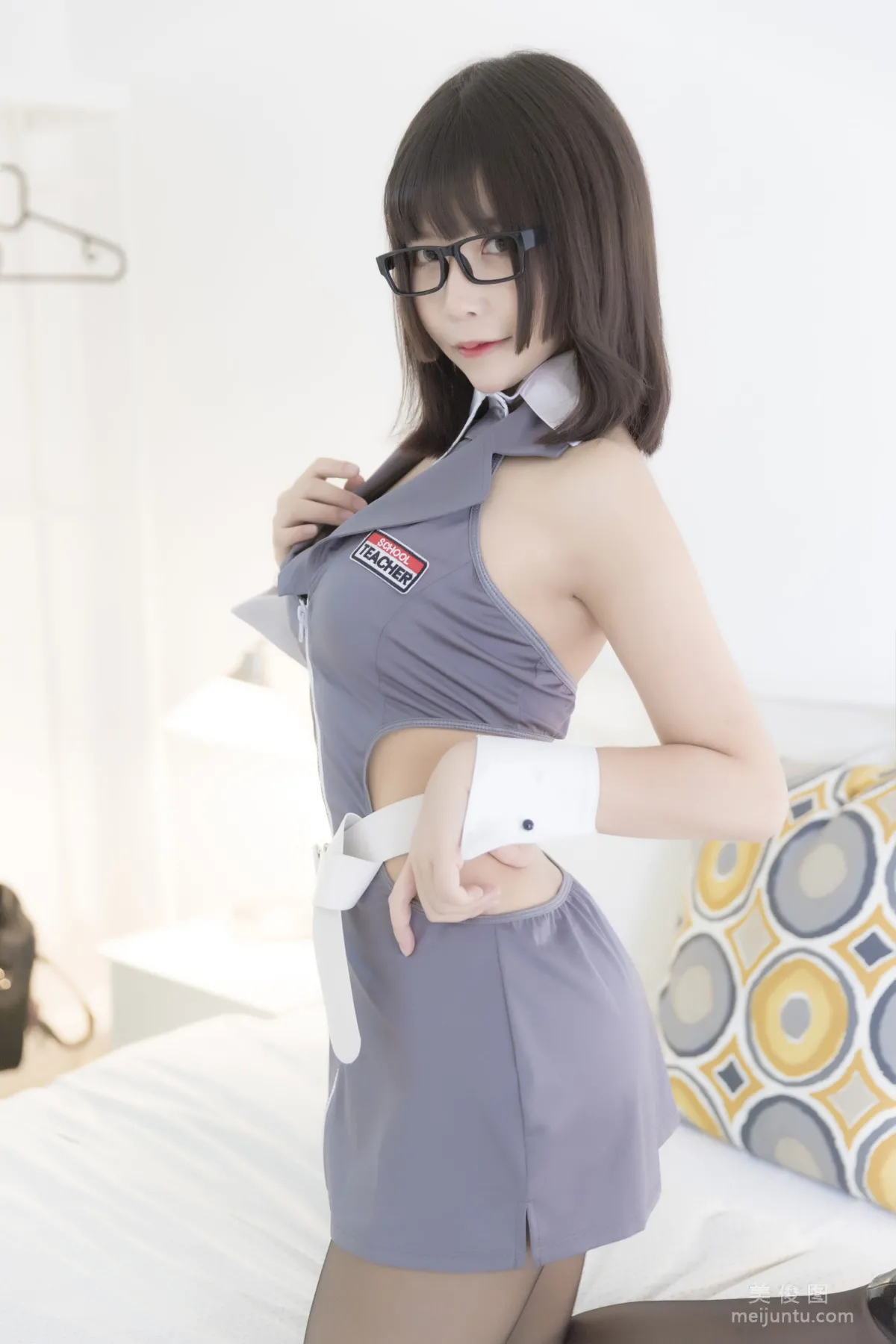 [網紅美女Coser] 抱走莫子aa 《黑絲制服》 寫真集 30