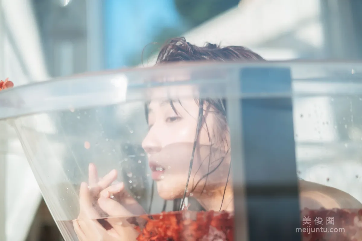 COS福利姬鏡醬 《私奔之泳衣》 寫真集 22