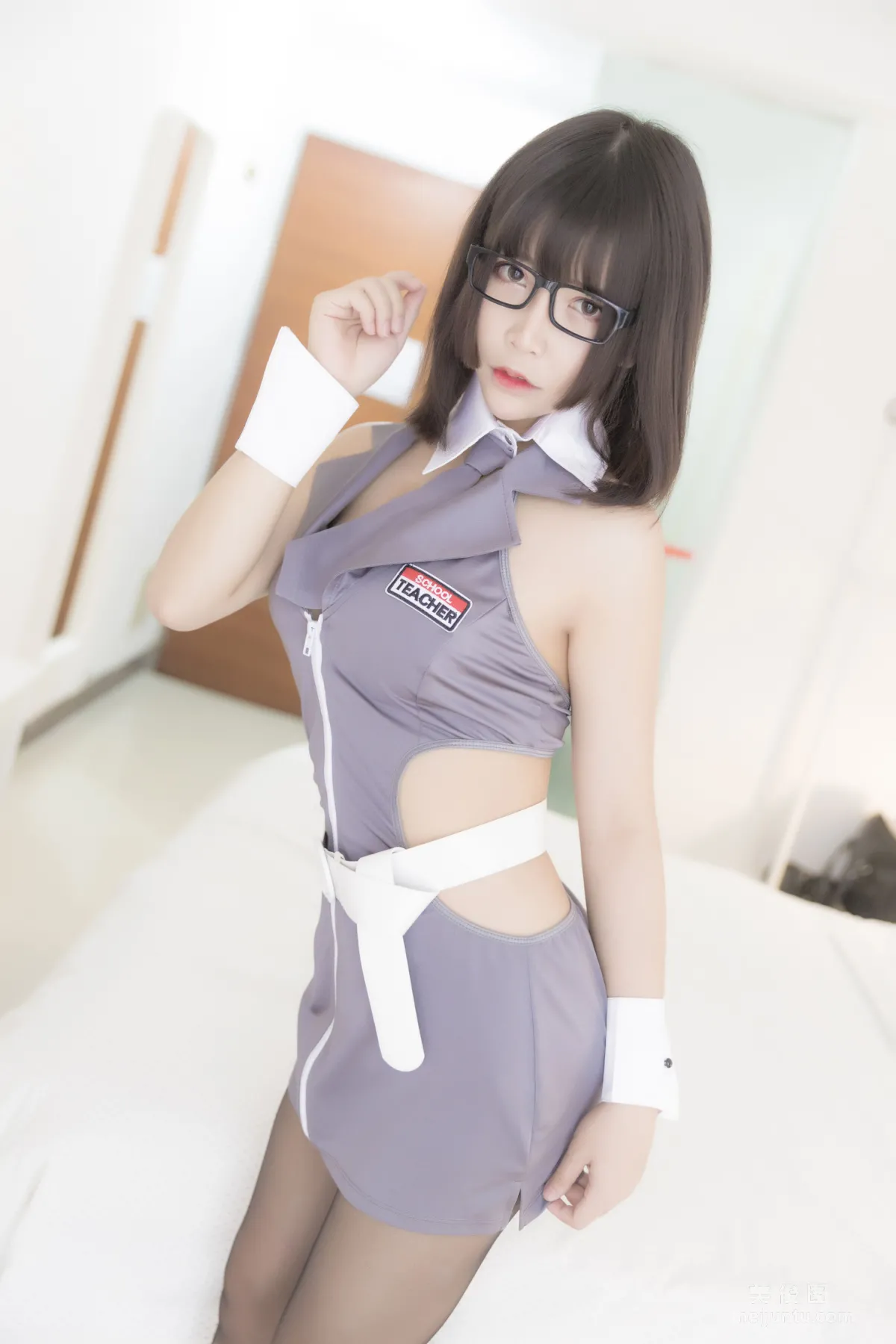 [網紅美女Coser] 抱走莫子aa 《黑絲制服》 寫真集 15