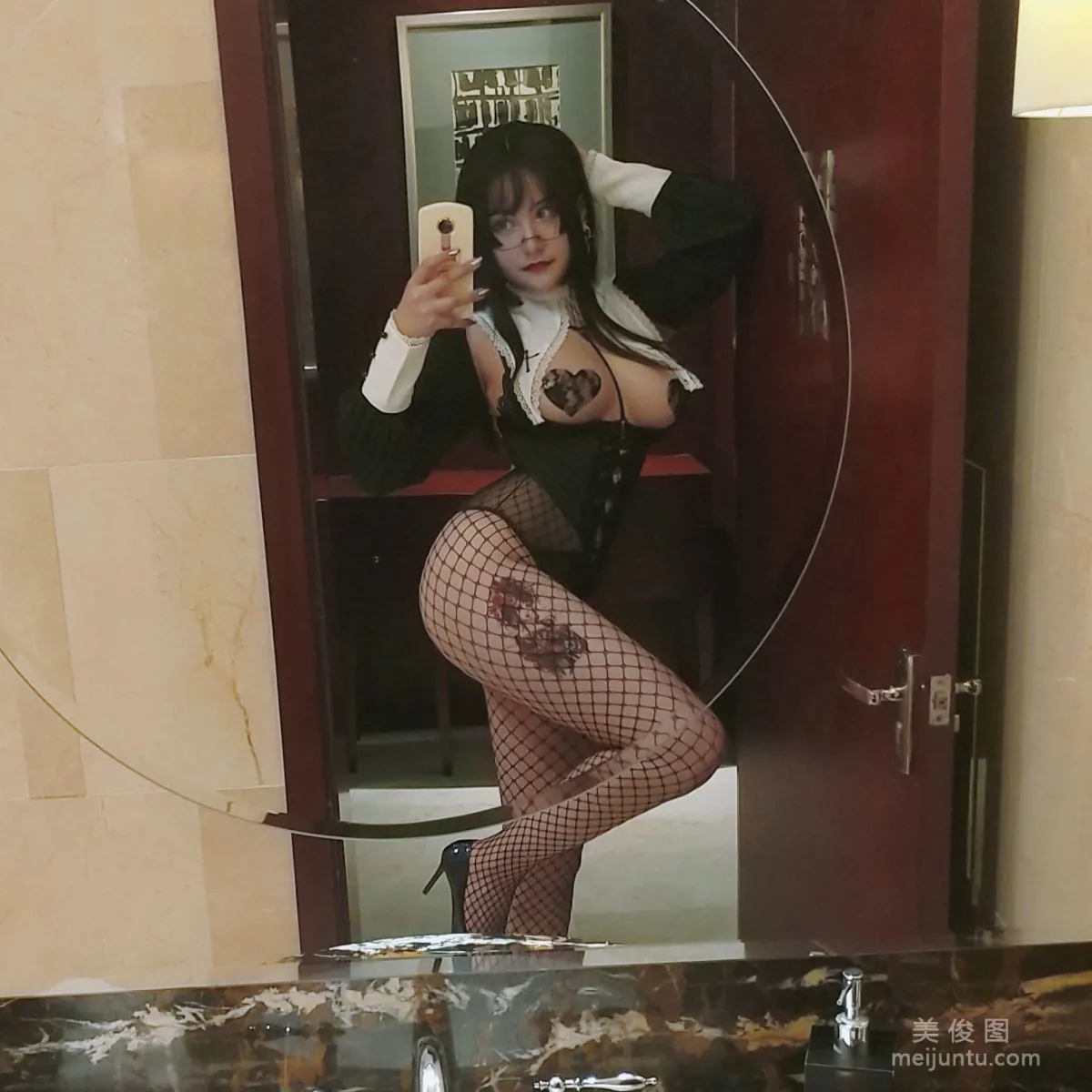 夏鴿鴿不想起床 《修女》 寫真集 40
