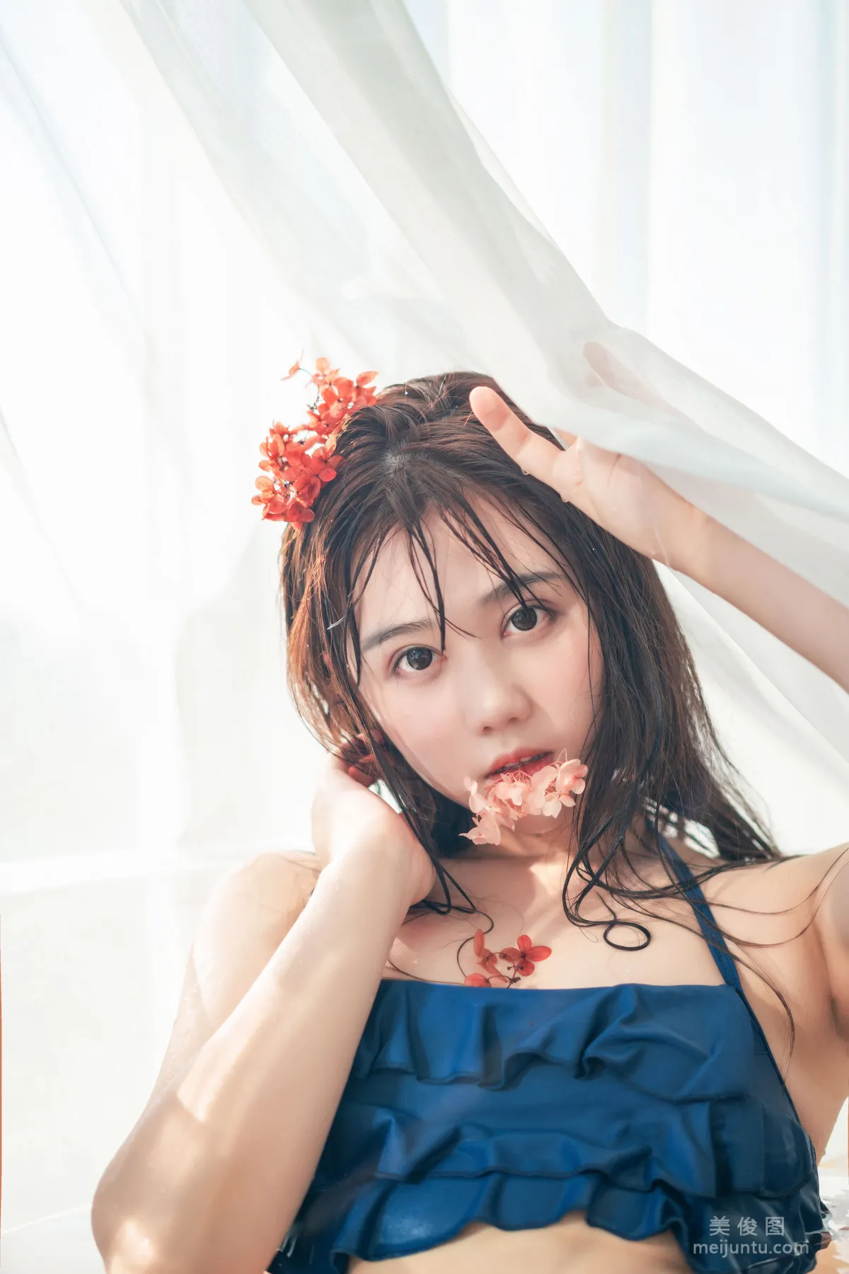 COS福利姬鏡醬 《私奔之泳衣》 寫真集 9