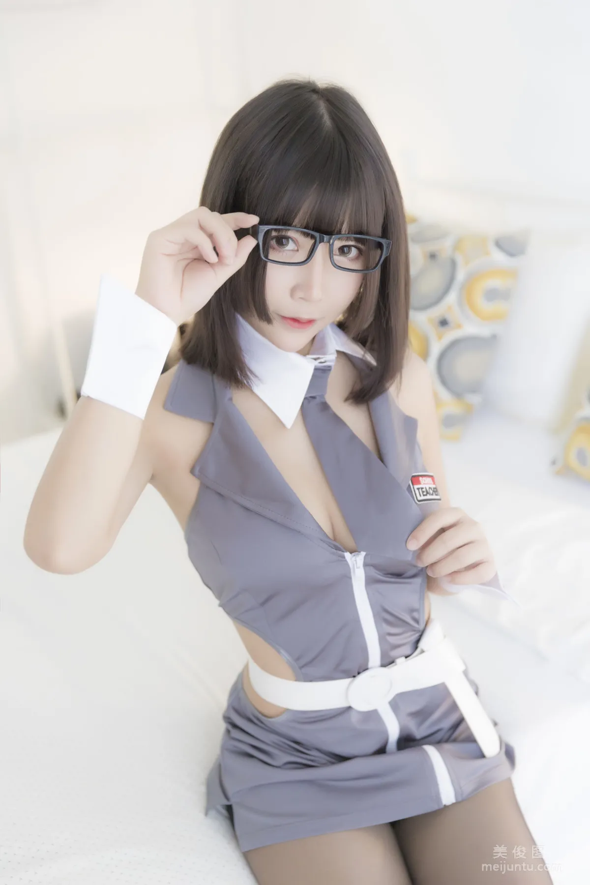 [網紅美女Coser] 抱走莫子aa 《黑絲制服》 寫真集 2