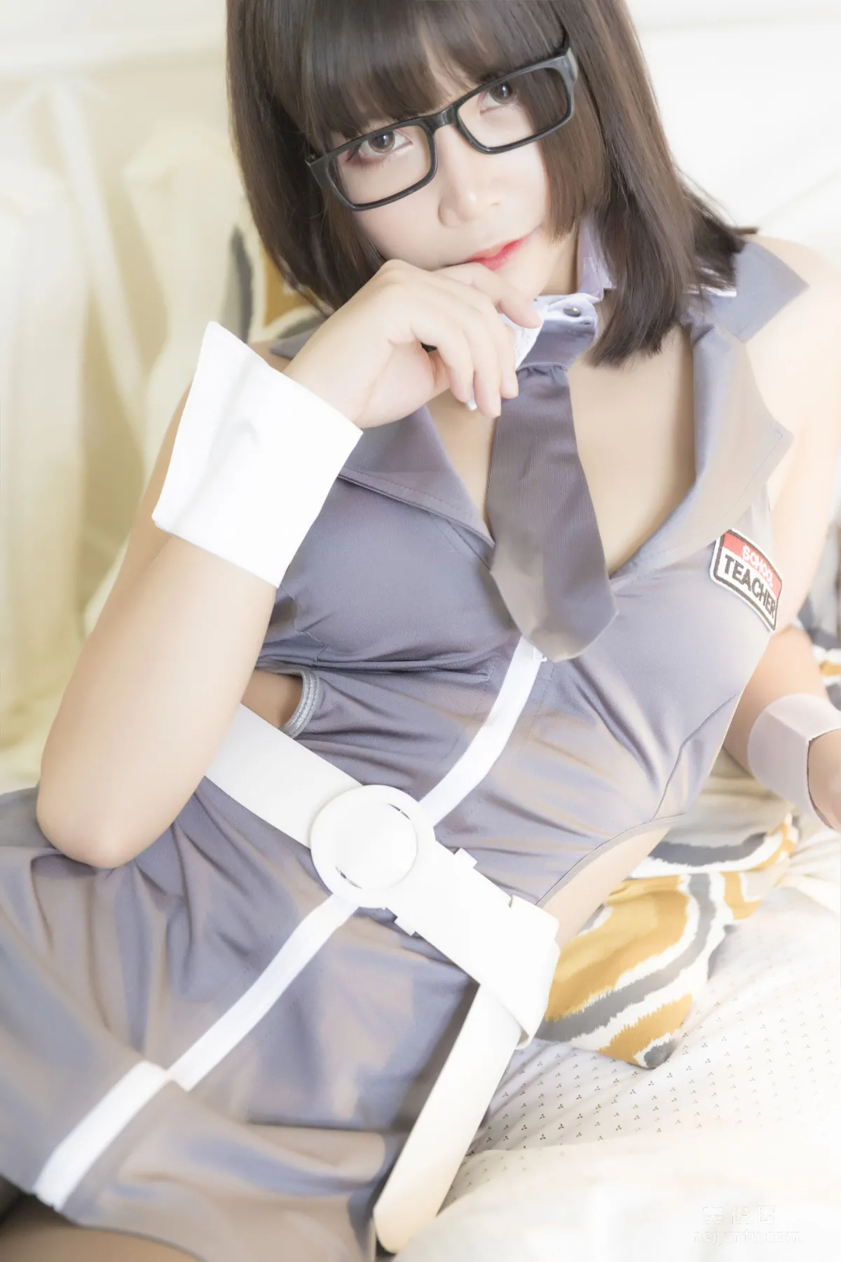 [網紅美女Coser] 抱走莫子aa 《黑絲制服》 寫真集 9